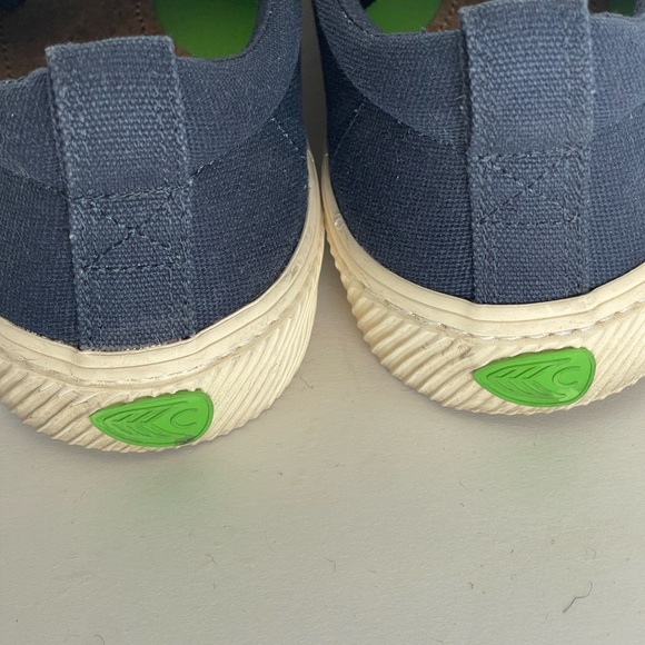 Cariuma Navy Blue Sneakers with Cream Soles size 9 - Picture 3 of 5